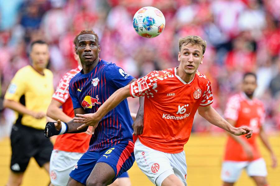 Ezechiel Banzuzi (l, RB Leipzig) and Nelson Weiper (1. FSV Mainz 05) Ezechiel Banzuzi (l, RB Leipzig) and Nelson Weiper (1. FSV Mainz 05)