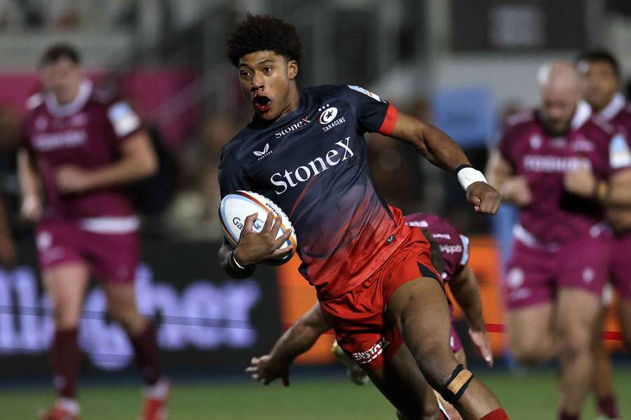 Noah Caluori marca o seu quinto ensaio durante o jogo da Premiership frente aos Sale Sharks Noah Caluori marca o seu quinto ensaio durante o jogo da Premiership frente aos Sale Sharks