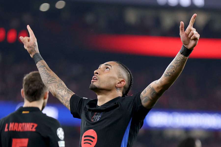 Com gol de Raphinha, Barça venceu o Benfica no meio de semana