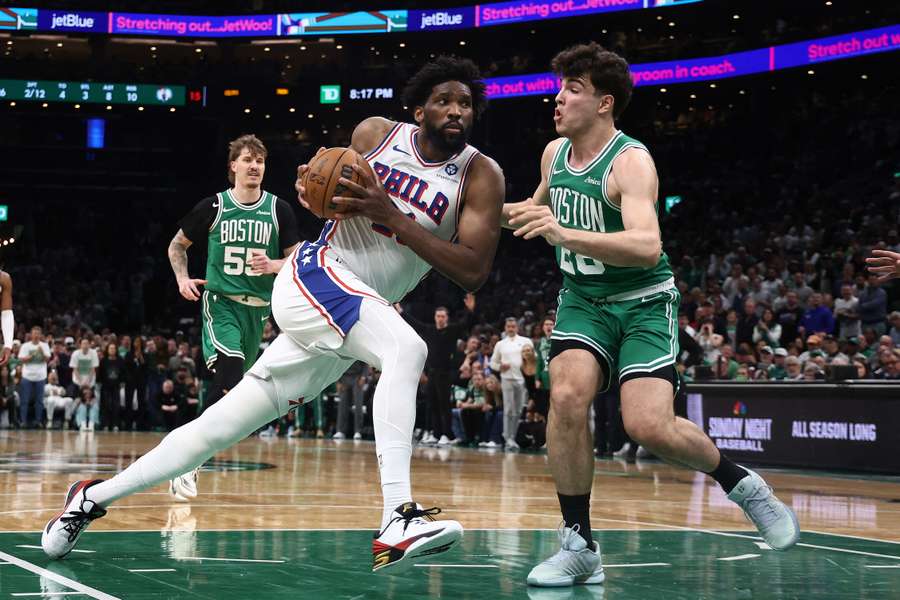 Hugo González, defendiendo a Joel Embiid