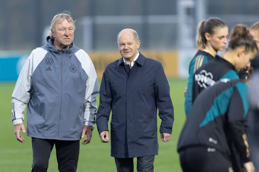 Interims-Bundestrainer Horst Hrubesch (l.) und Bundeskanzler Olaf Scholz (r.).