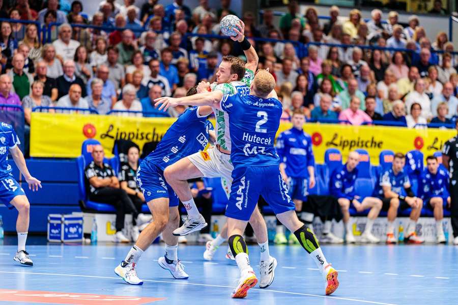 Christian O Sullivan setzt sich gegen zwei Spieler von Lemgo durch