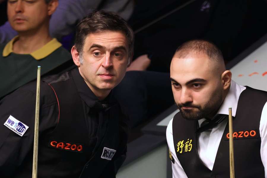 O'Sullivan (L) leads 6-2 in his World Championship second-round match against Vafaei