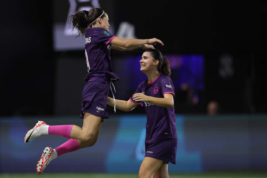 Dos jugadoras celebran un gol de 1K FC