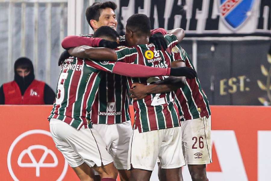 Jogadores do Fluminense comemoram golo marcado por Manoel