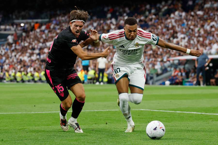 Mbappé em duelo com Ángel Recio Mbappé em duelo com Ángel Recio