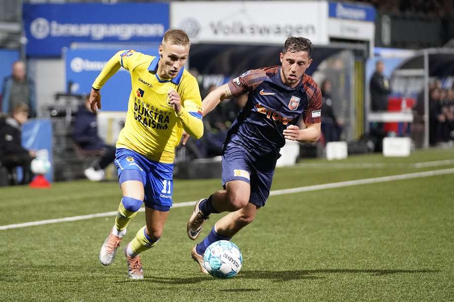 Cambuuurs Silvester van der Water en Vitesse's Maximilian Wittek in actie tijdens de eerdere ontmoeting dit seizoen op 15 oktober 2022