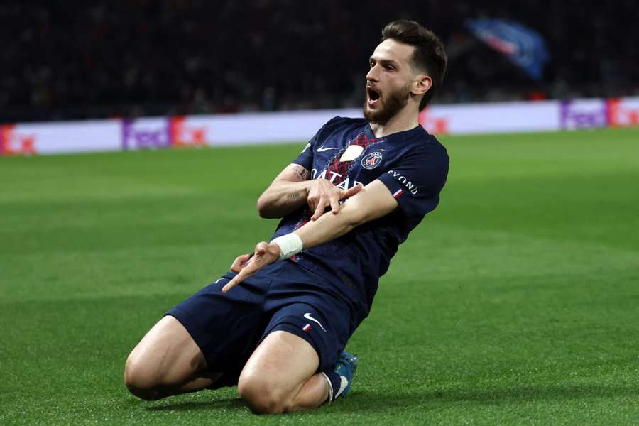 Khvicha Kvaratskhelia esulta dopo il gol contro il Liverpool