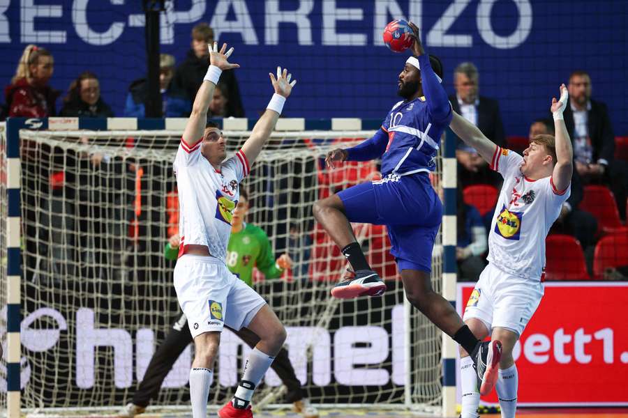 Dika Mem et les Bleus assurent l'essentiel.