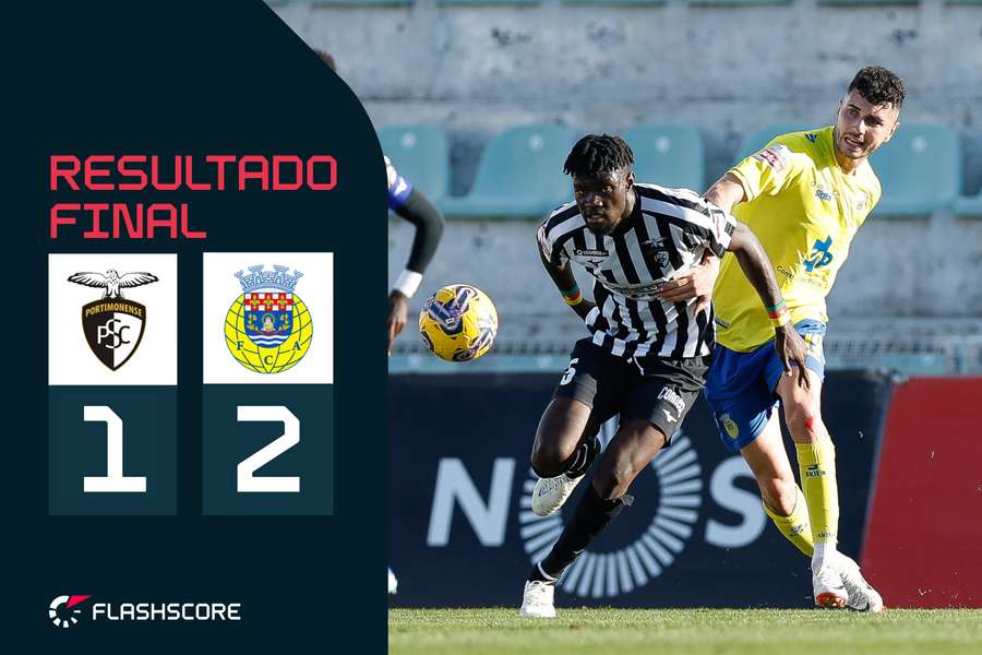 Mvoué, reforço do Portimonense, perante Rafa Mujica, que voltou a marcar Mvoué, reforço do Portimonense, perante Rafa Mujica, que voltou a marcar