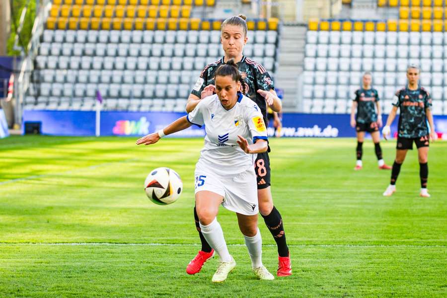 Noemi Gentile FC Carl Zeiss Jena vorne am Ball im Zweikampf mit Michelle Ulbrich