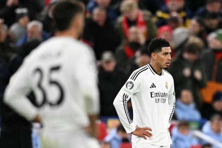 Bellingham, rostro serio durante el partido ante el Liverpool