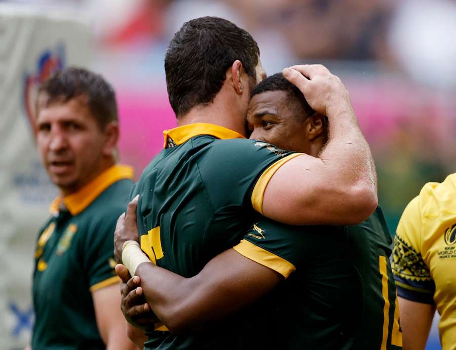 Grant Williams, da África do Sul, comemora a marcação de um try com os companheiros de equipe