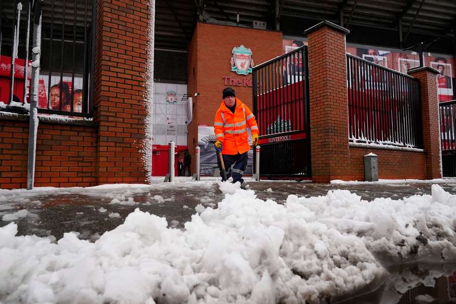 Der Premier League-Klassiker zwischen Liverpool und Manchester United kann trotz heftigen Schneefalls stattfinden.