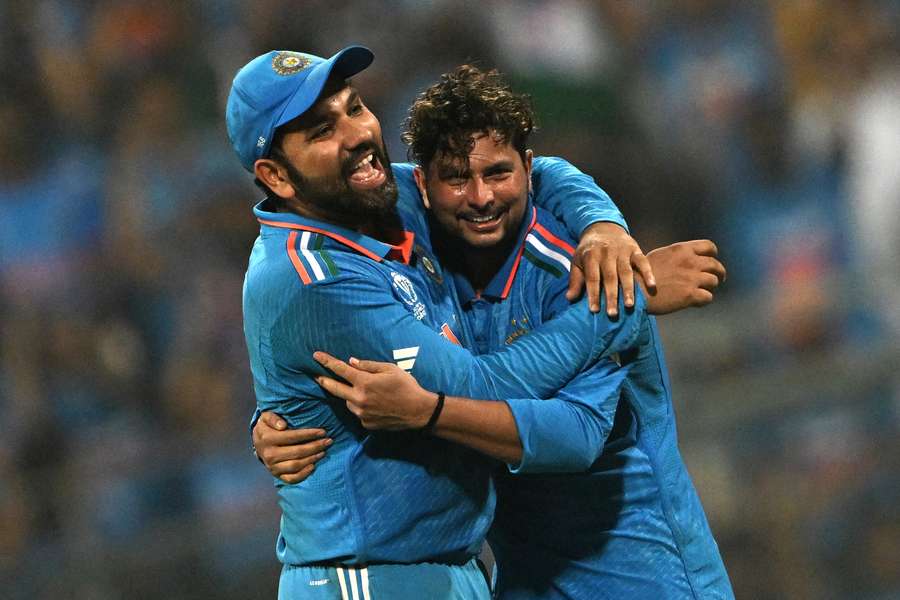 Kuldeep Yadav (R) en zijn team captain Rohit Sharma vieren de overwinning