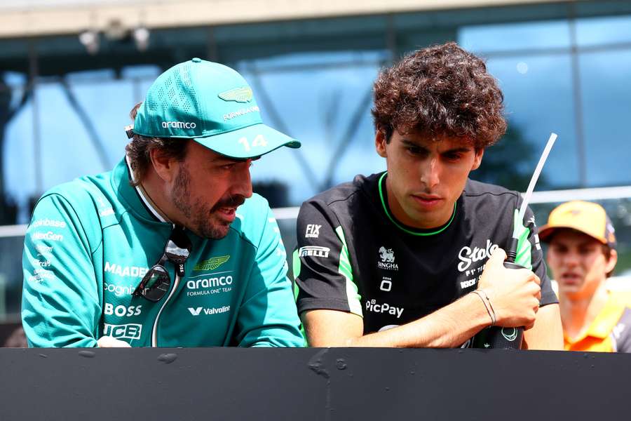 Alonso (I) y Bortoleto (D)