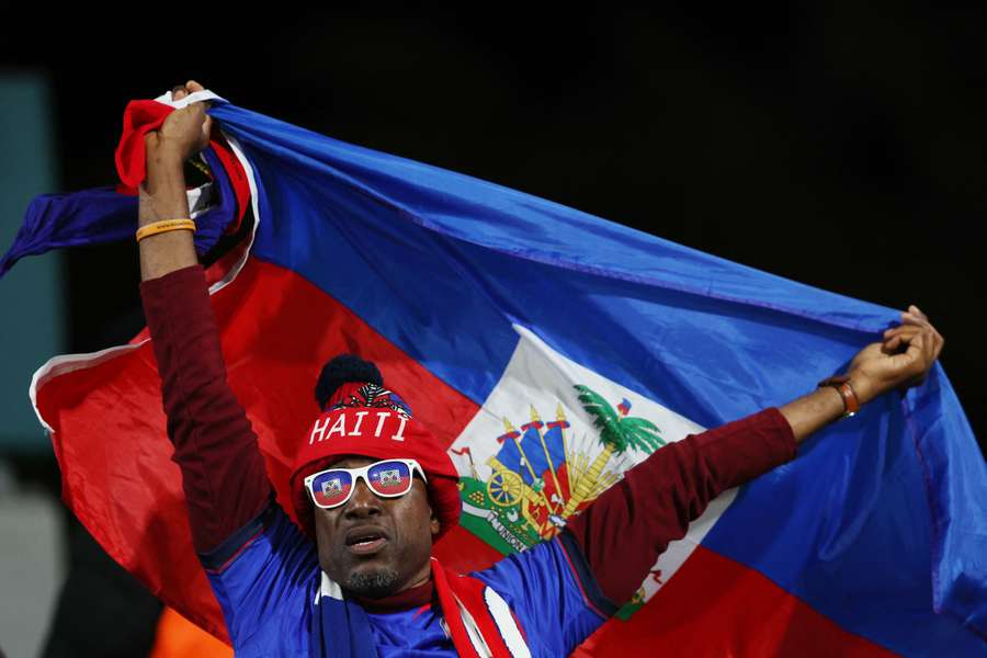 Un aficionado de Haití anima a los suyos