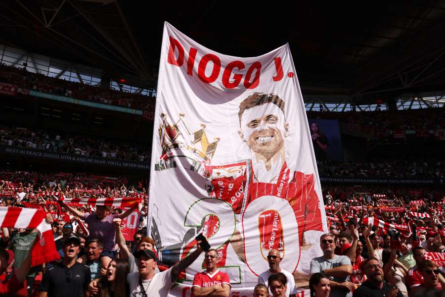 Los aficionados del Liverpool rindiendo homenaje a Diogo Jota