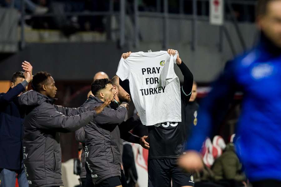 Na de enige goal stonden de Turkse spelers stil bij de verwoestende aardbeving in hun vaderland