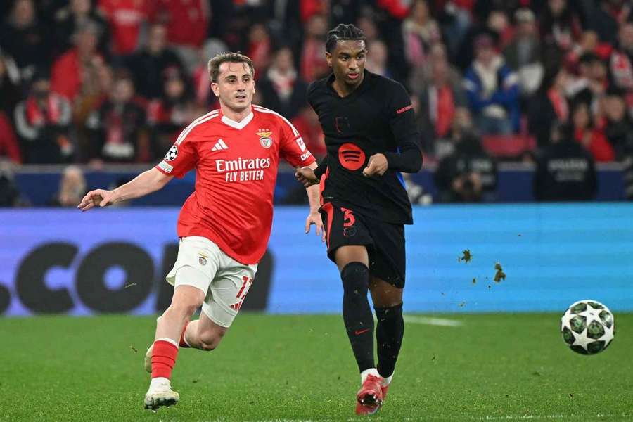 Benfica's Kerem Akturkoglu and Barcelona's Alejandro Balde challenge for the ball during the 2024/25 UEFA Champions League Round of 16 First Leg