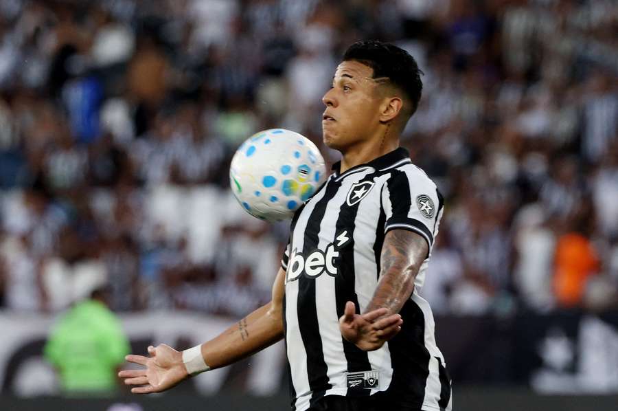 Matheus controla el balón