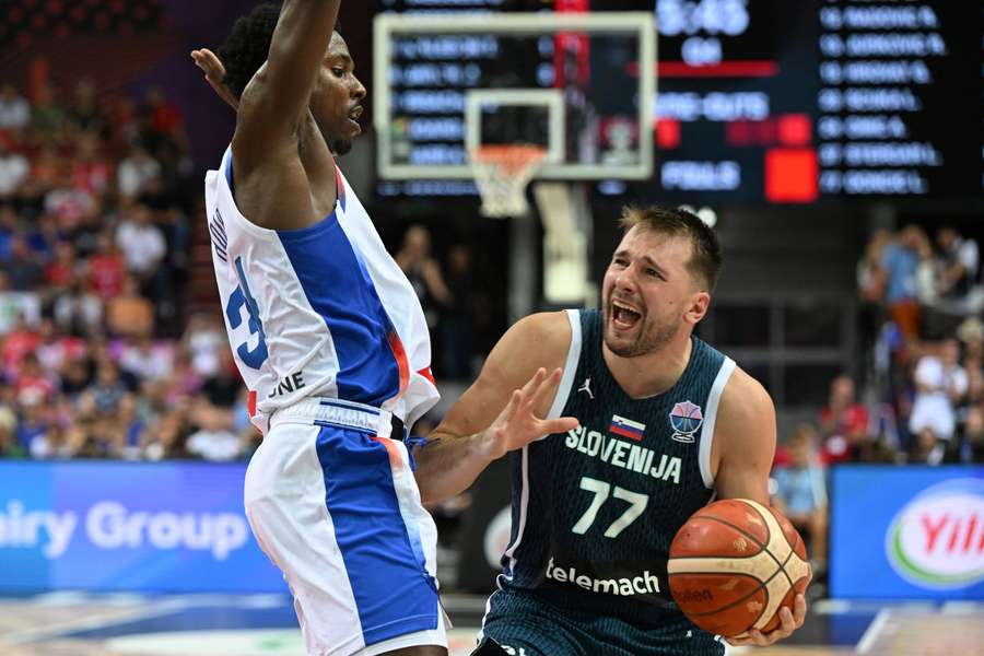 Doncic, defendido por Jaylen Hoard