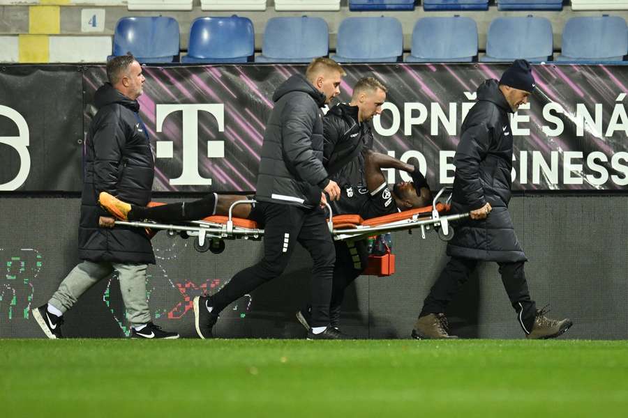 Lamin Jawo musel po severočeském derby do nemocnice. Lamin Jawo musel po severočeském derby do nemocnice.