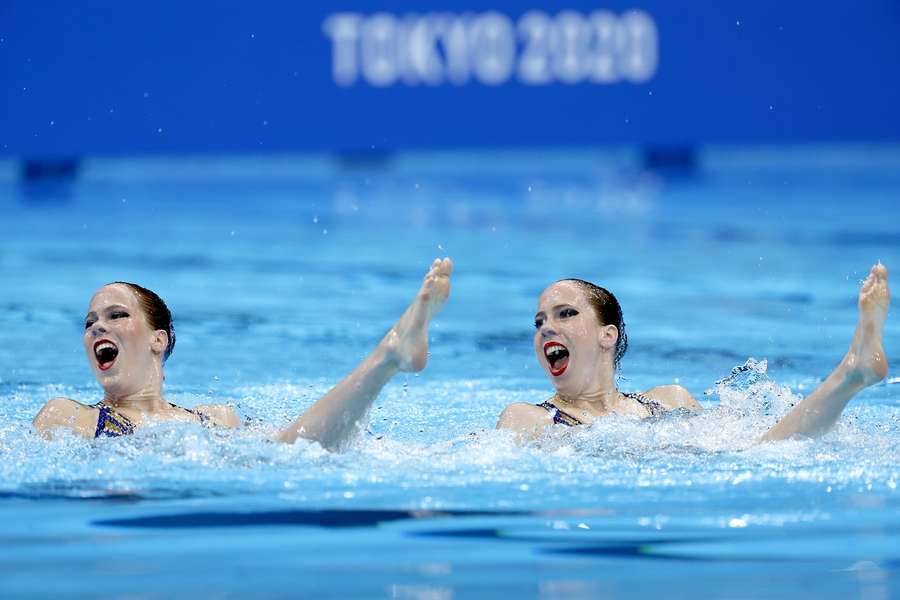 De zussen De Brouwer liggen voor het eerst sinds de  Spelen van 2021 weer samen in het water