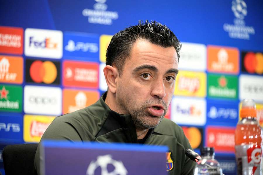Xavi tijdens de persconferentie op de vooravond van het duel met PSG Xavi tijdens de persconferentie op de vooravond van het duel met PSG