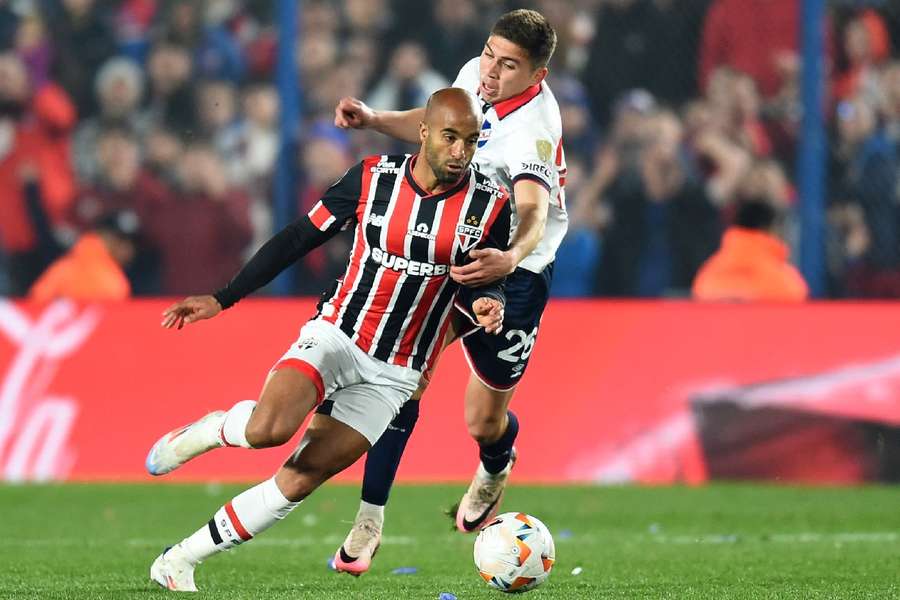 São Paulo não teve um jogo inspirado, mas saiu vivo de Montevidéu