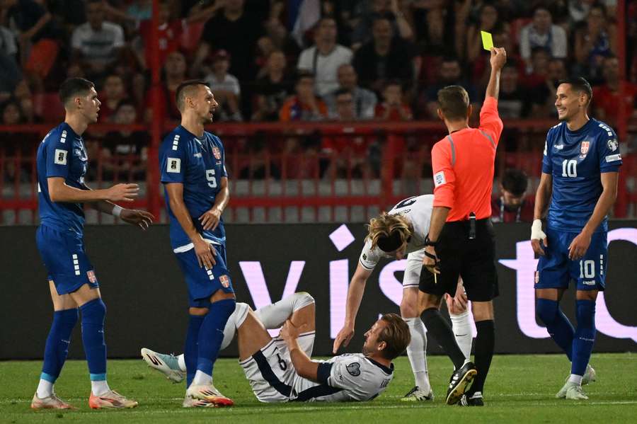 Les Serbes sanctionnés d'un carton jaune lors du match face à l'Angleterre.
