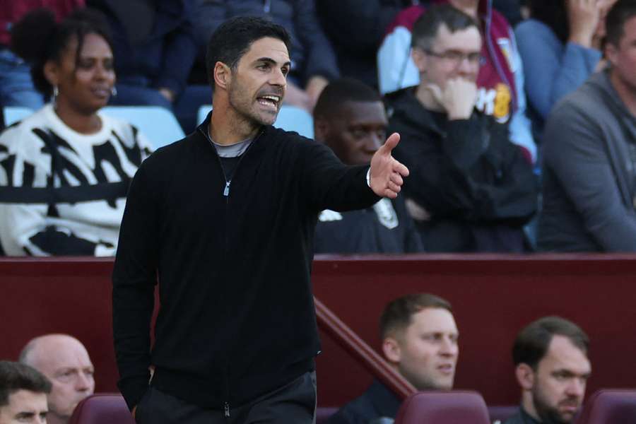 Mikel Arteta gestikulerer på sidelinjen under fodboldkampen i den engelske Premier League mellem Aston Villa og Arsenal.