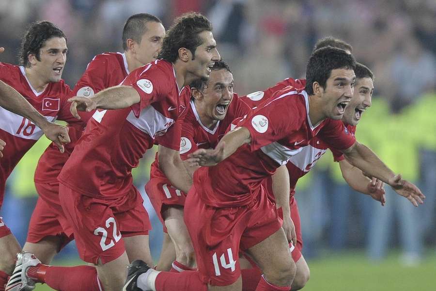 Turkse spelers vieren feest tijdens hun EK in 2008