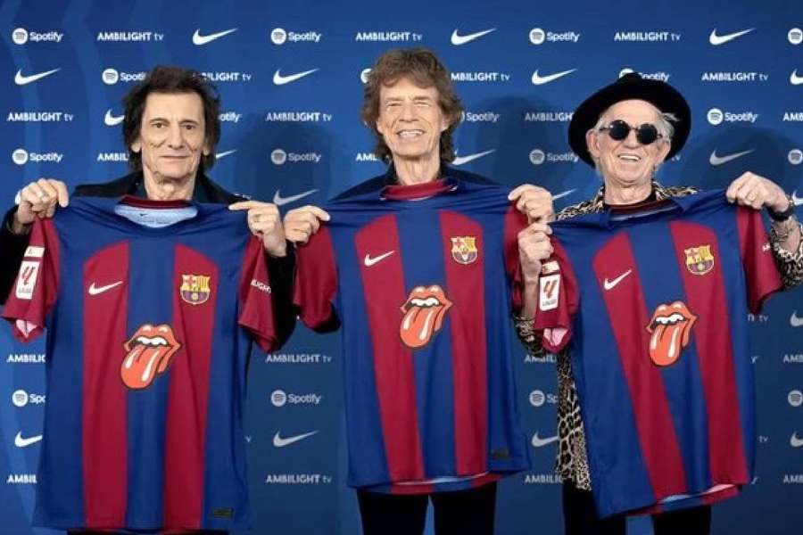 Membrii trupei The Rolling Stones prezintă noile tricouri ale Barcelonei