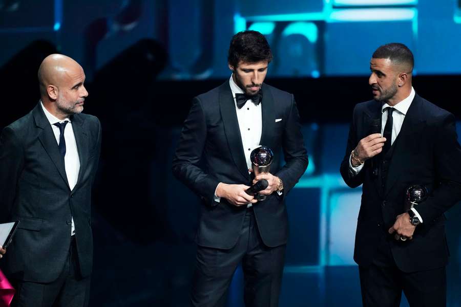 Pep Guardiola Rúben Dias en Kyle Walker tijdens het FIFA-gala