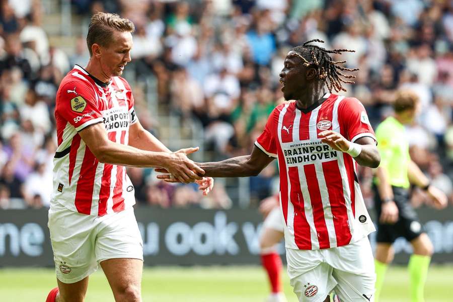 Luuk de Jong feliciteert Johan Bakayoko met zijn doelpunt