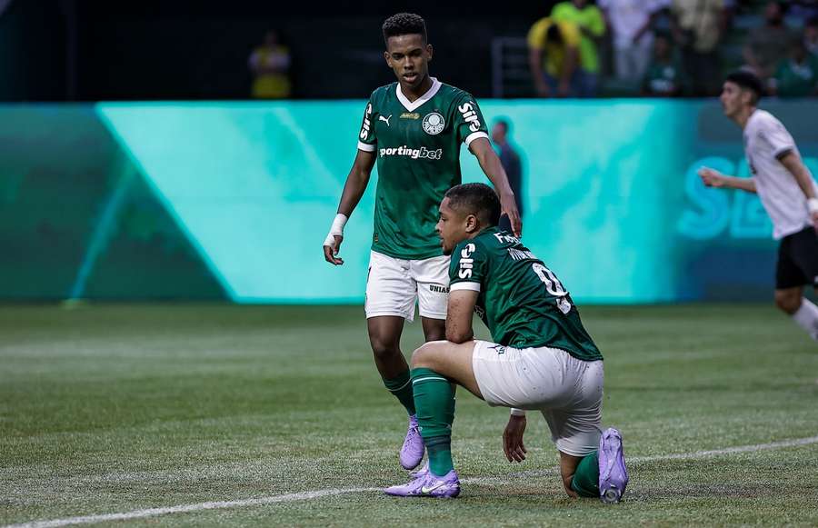 Roque (dir) chegou, Estêvão (esq) vai embora Roque (dir) chegou, Estêvão (esq) vai embora