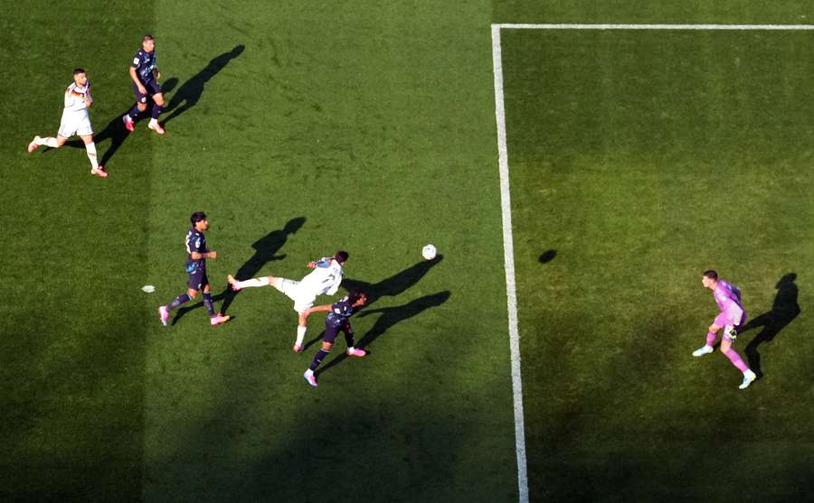 Havertz köpft zum 1:1 ein Havertz köpft zum 1:1 ein