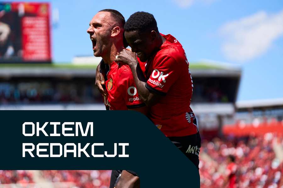 Vedat Muriqi z RCD Mallorca świętuje z kolegami zdobycie pierwszej bramki w meczu z Villarreal CF na stadionie Estadio de Son Moix 10 maja 2026 roku.