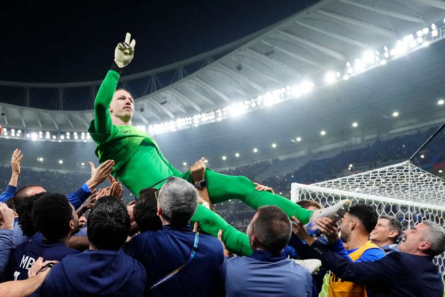 Matvej Safonov portato in trionfo dai compagni del PSG Matvej Safonov portato in trionfo dai compagni del PSG