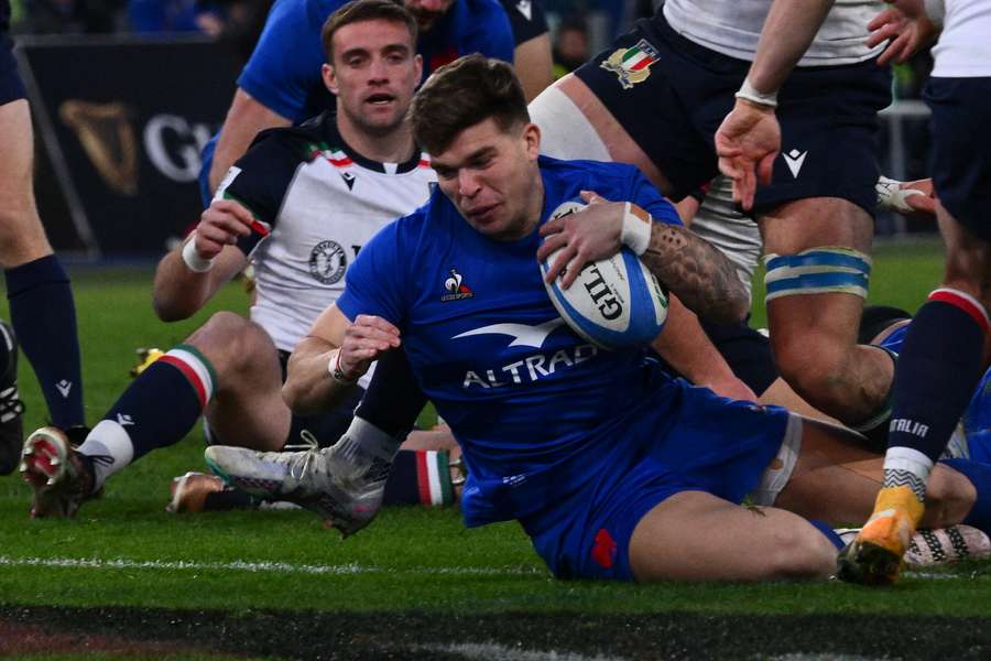 France beat Italy in a close match