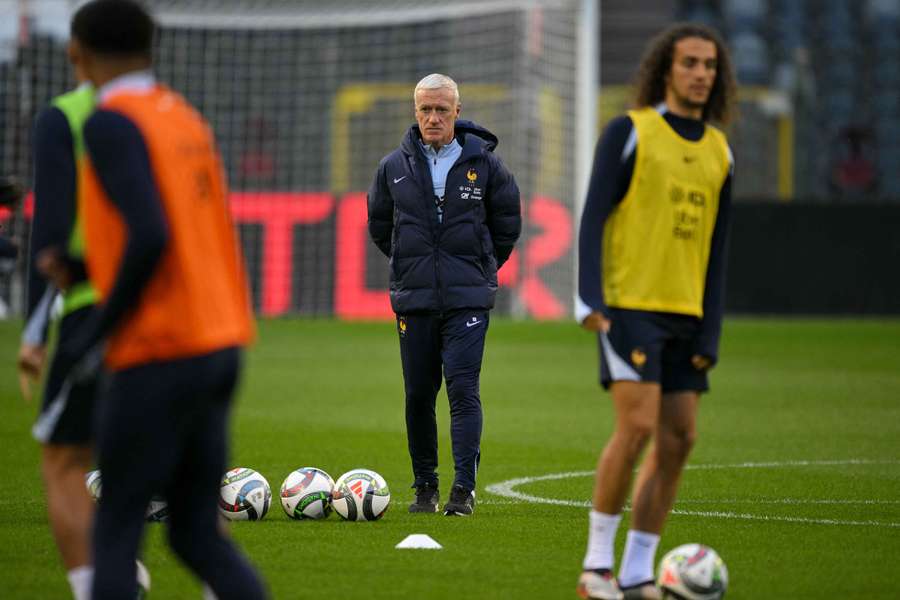 Didier Deschamps tijdens een trainingssessie met Frankrijk