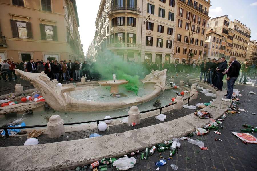 Le immagini della Barcaccia vandalizzata dai tifosi del Feyenoord