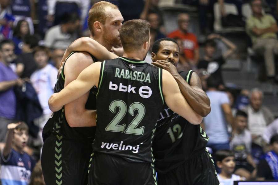 Los jugadores del Bilbao Basket celebran su victoria en Galicia
