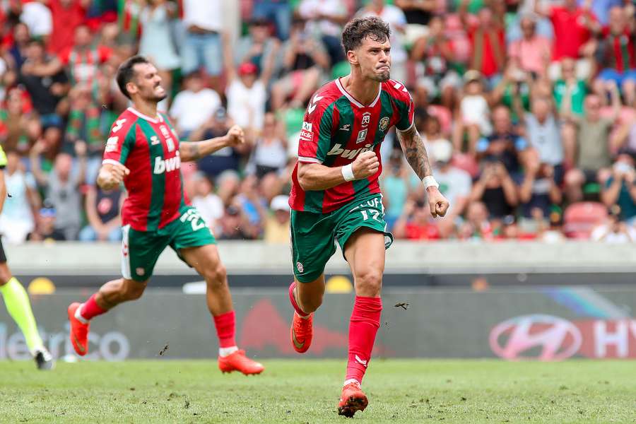 Butzke festeja com a nova camisola do Marítimo Butzke festeja com a nova camisola do Marítimo