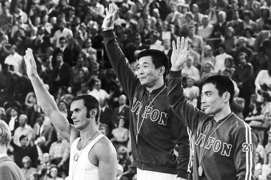 Nakayama, au centre, en 1972.