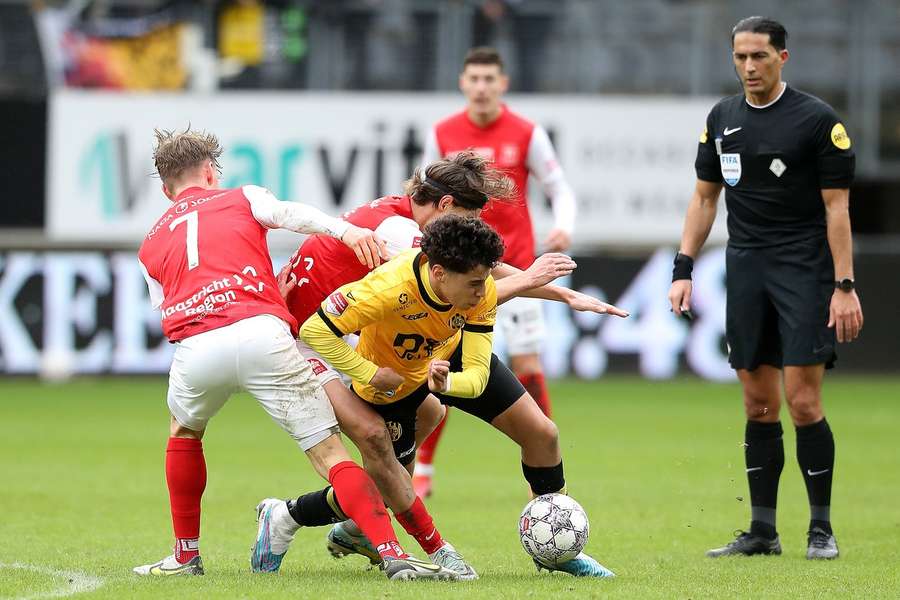 Roda JC's Sami Ouaissa wordt op de huid gezeten door MVV-spelers tijdens de vorige ontmoeting op 5 februari