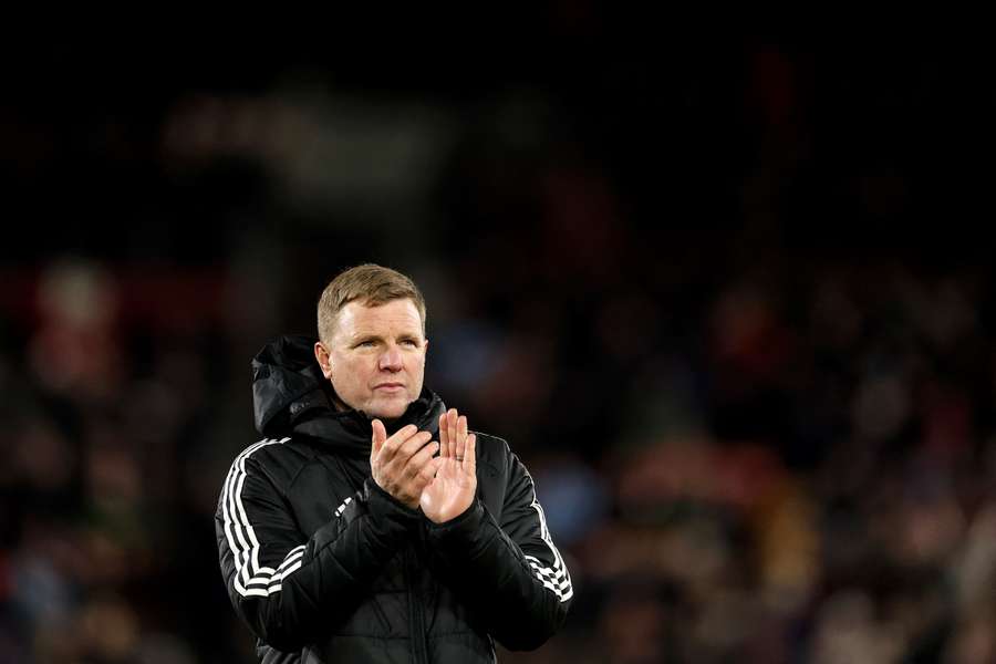 Eddie Howe, treinador do Newcastle, aplaude os adeptos após a derrota com o Brentford
