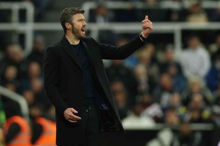 Ex-Man Utd striker Owen baffled by ex-teammates attacking Carrick