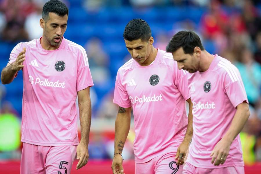 Busquets y Luis Suárez, con Messi